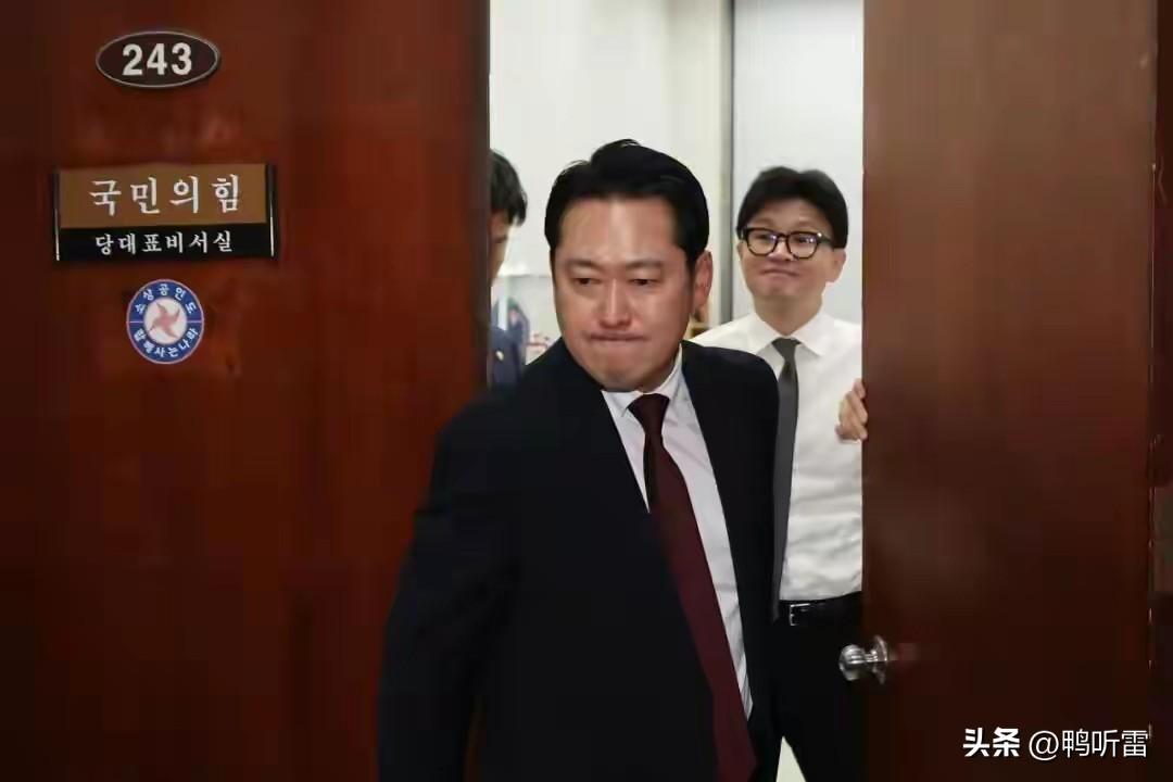 韩国最大在野党国民力量党党首张东赫持续猛攻李在明的司法改革法案。他要求总统动用否