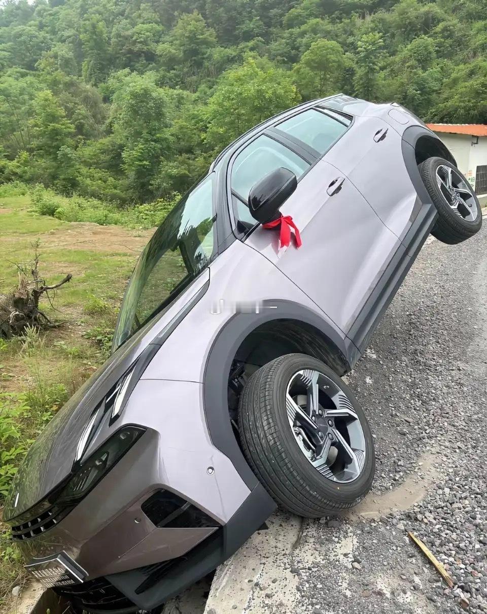 这个时候也不忘拿出手机先拍个照… 