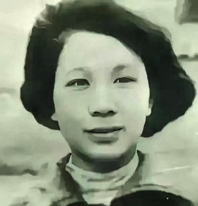 她在枪响前倒地装死，没多久特务进来补枪。甚至，用枪托捅她的腰部。而她，紧张的不敢
