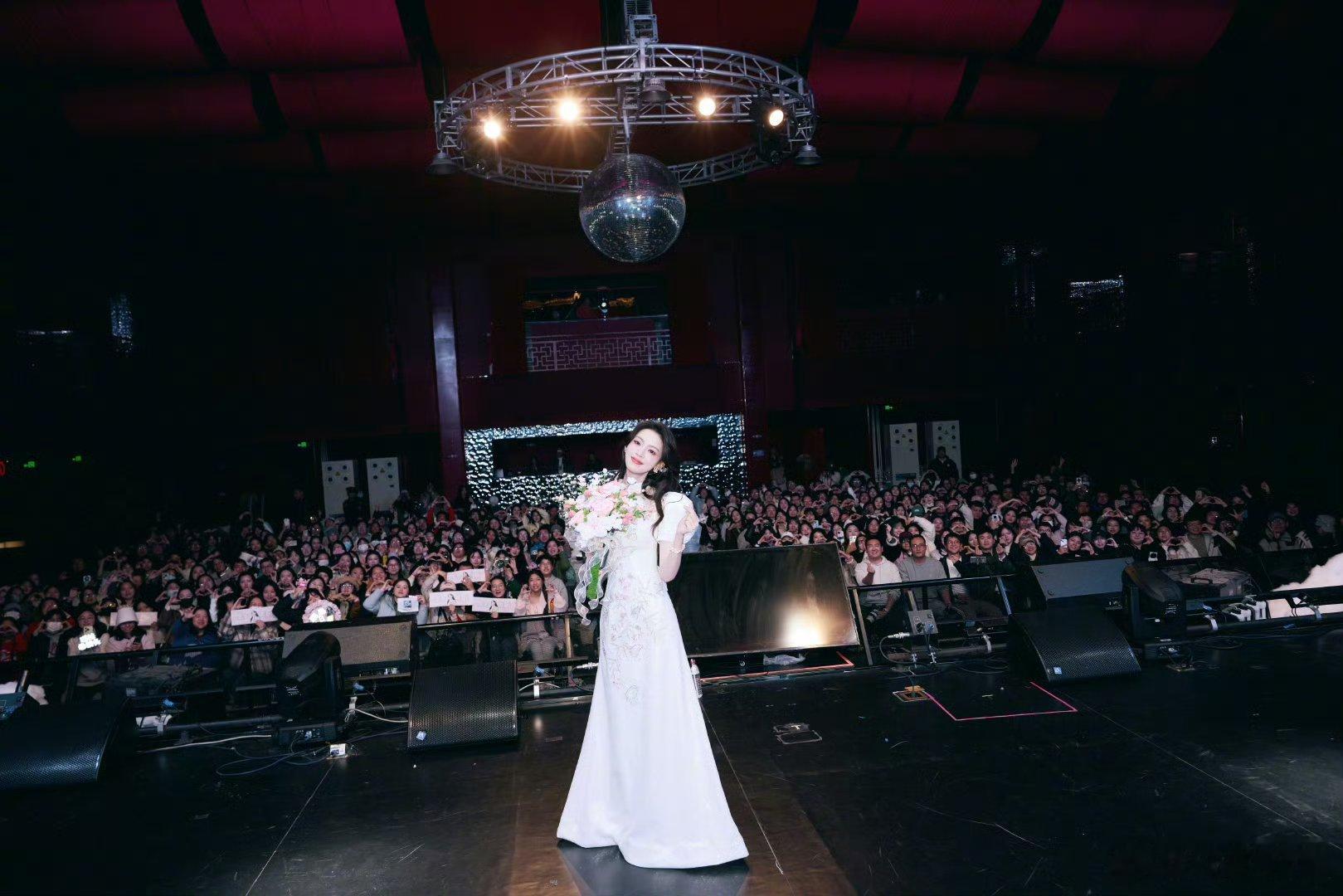 这也有几百个人吧应该明星还是好过这么糊也能赚钱、有粉丝爱 ​​​