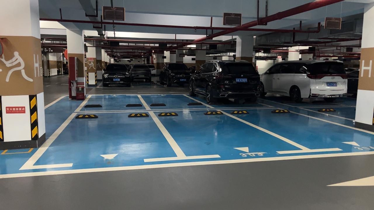 广州车位市场迎利好：产权车位新规落地，市民停车更安心
近日，广州出台多项举措规范