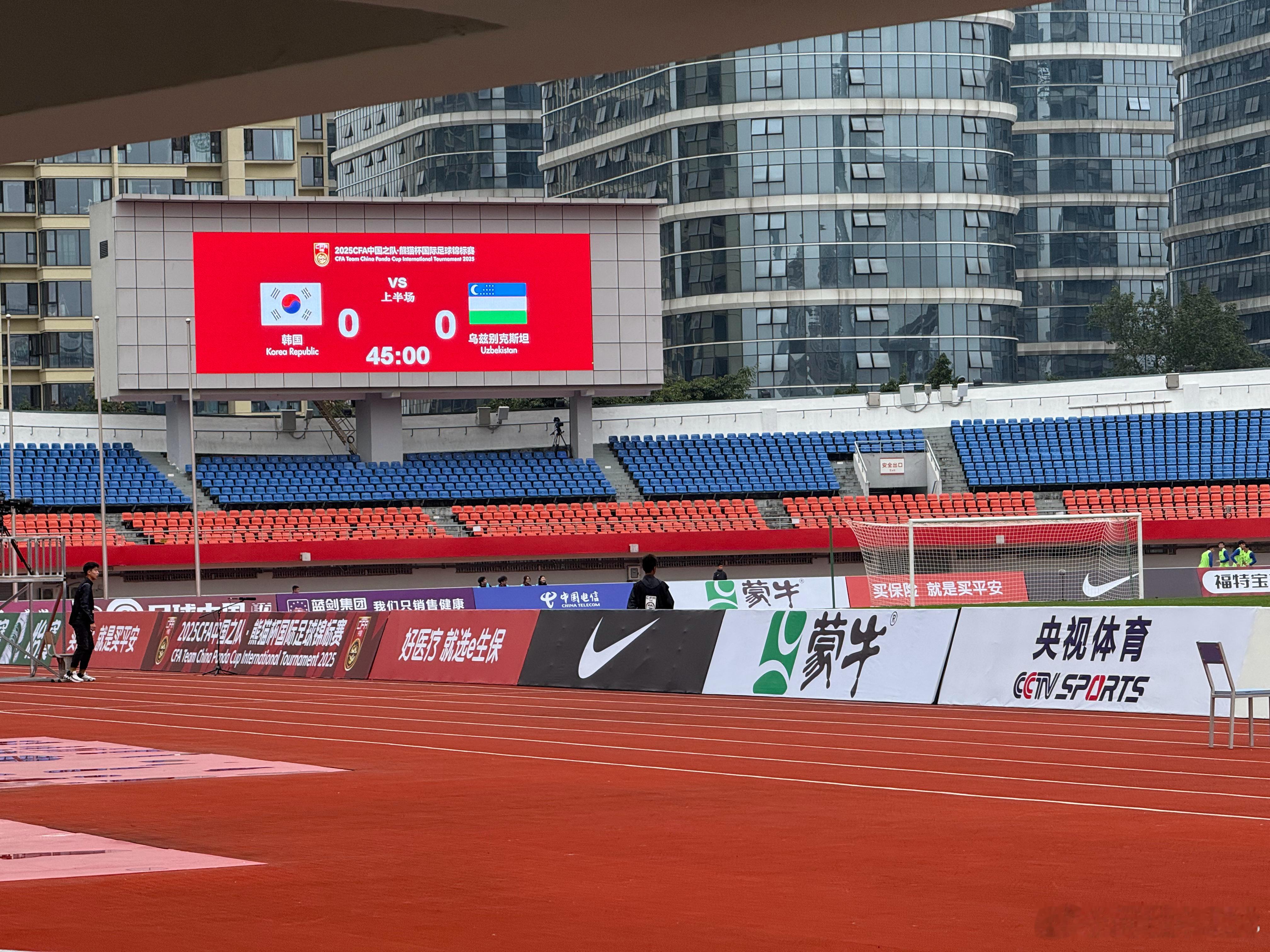 半场0:0，两队球员身体是真好，就是机会并不多 