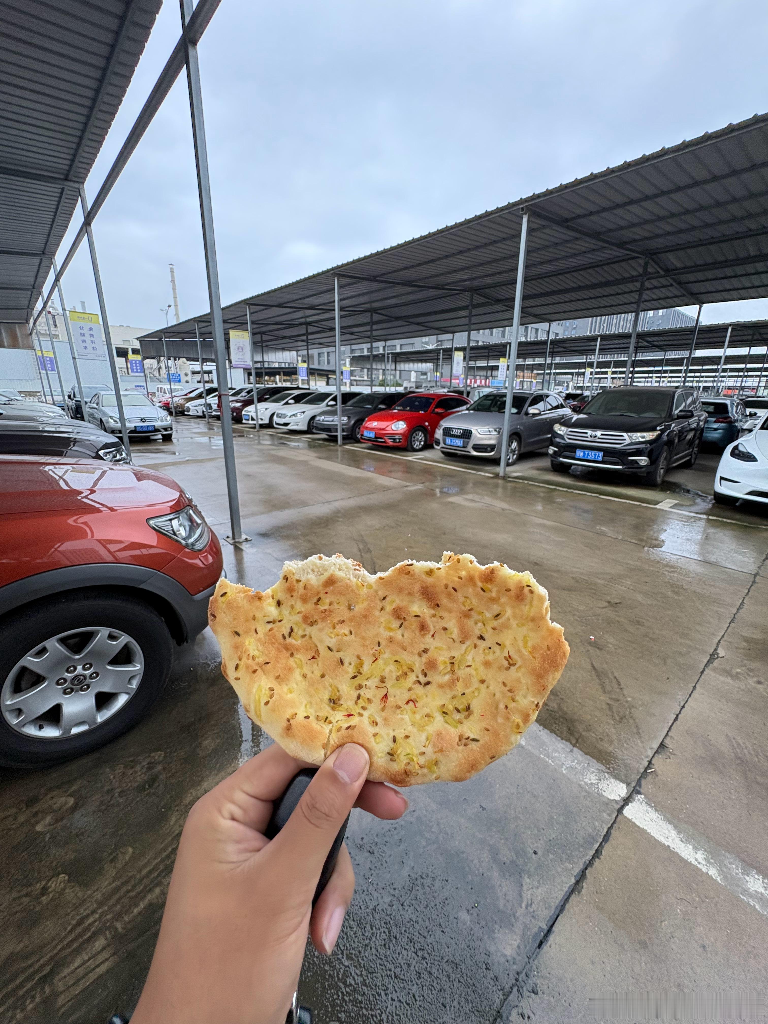 新疆伊犁朋友从新疆带过来的馕味道真的不一样啊 武汉·一号车市