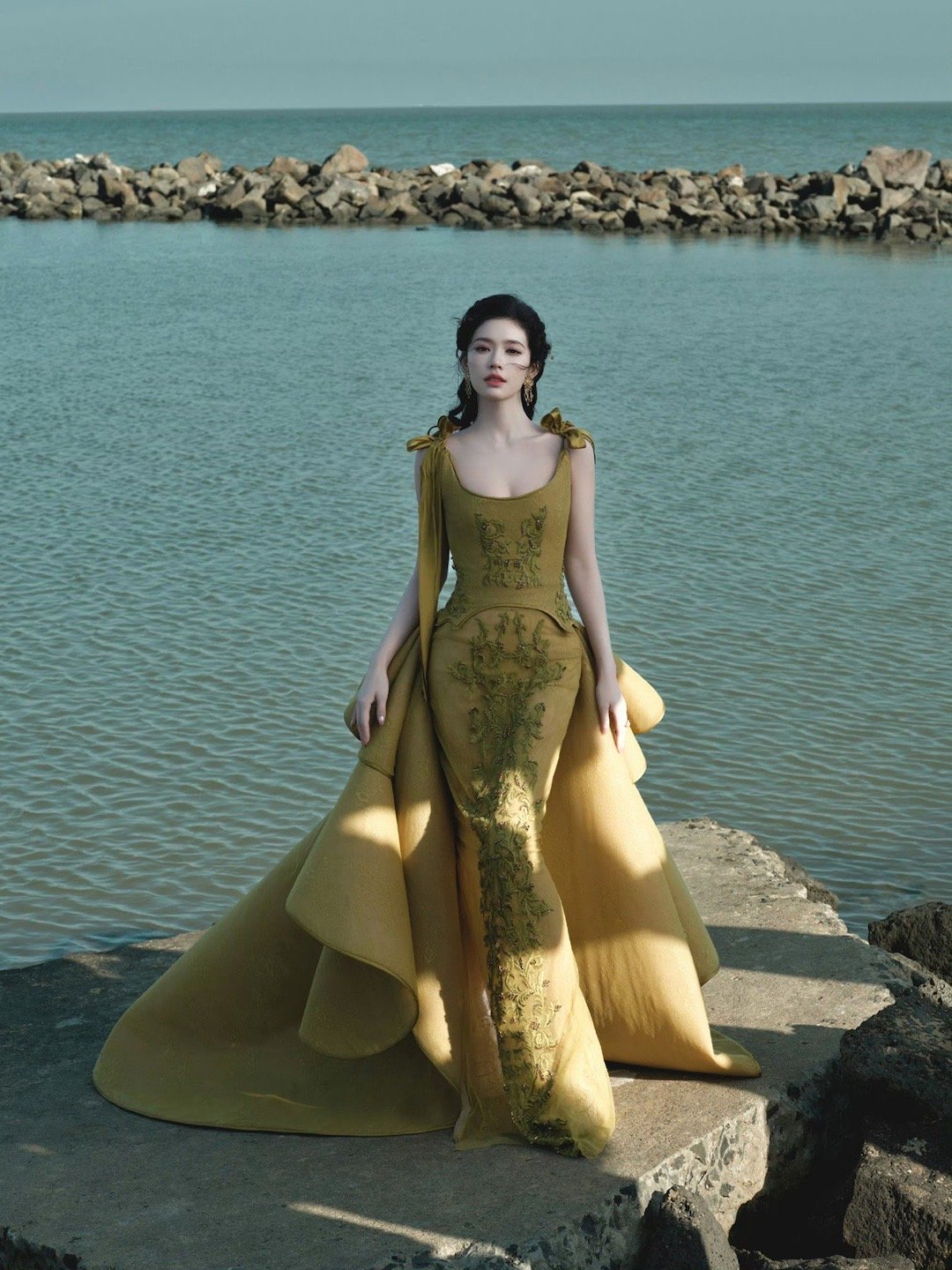 林允 耳环消失术 林允星光大赏红毯上面上演耳环消失术，毕竟这么好看的一张脸，真的