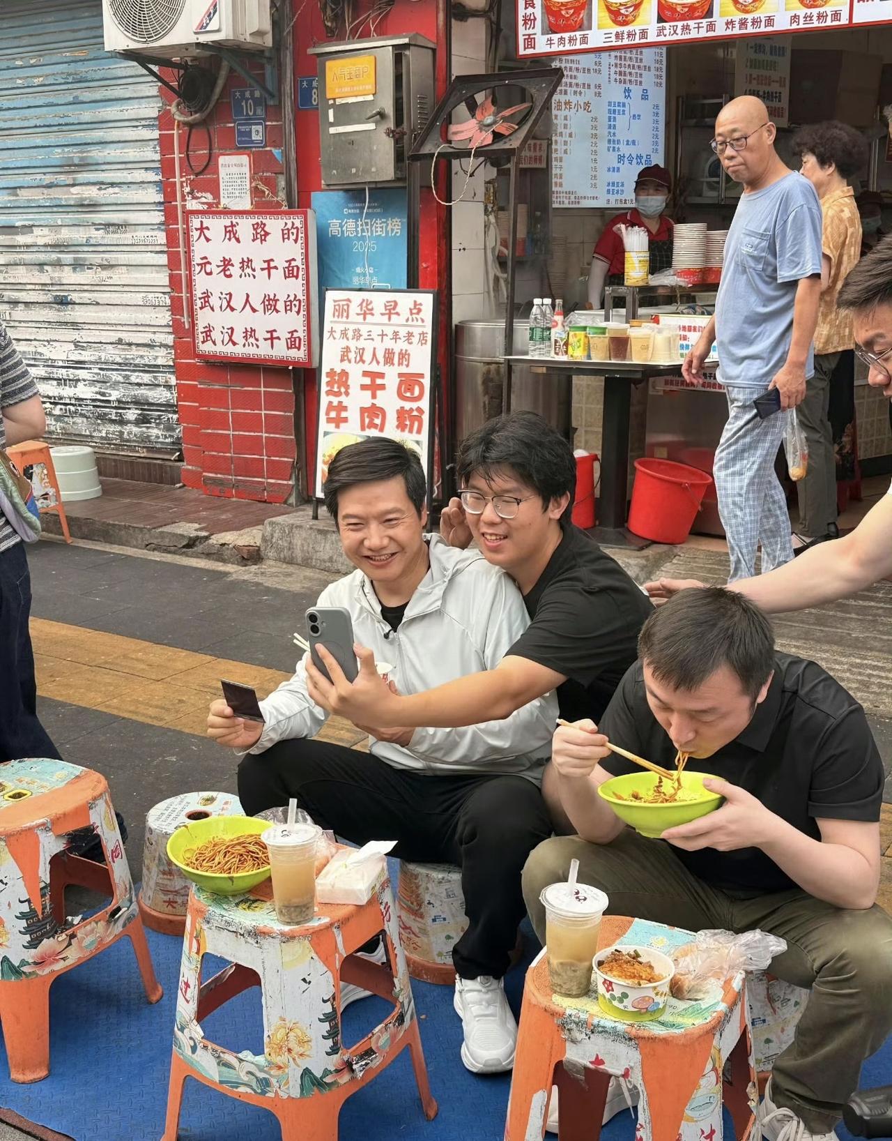 雷军现在是企业家中流量最夯的吧，走到哪里都是焦点！但没想到这么大的企业家居然坐在