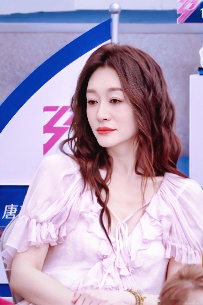 直播舞台温柔演唱梦一场，李小冉结束立马分享给那英，细腻举动尽显修养李小冉唱梦一场