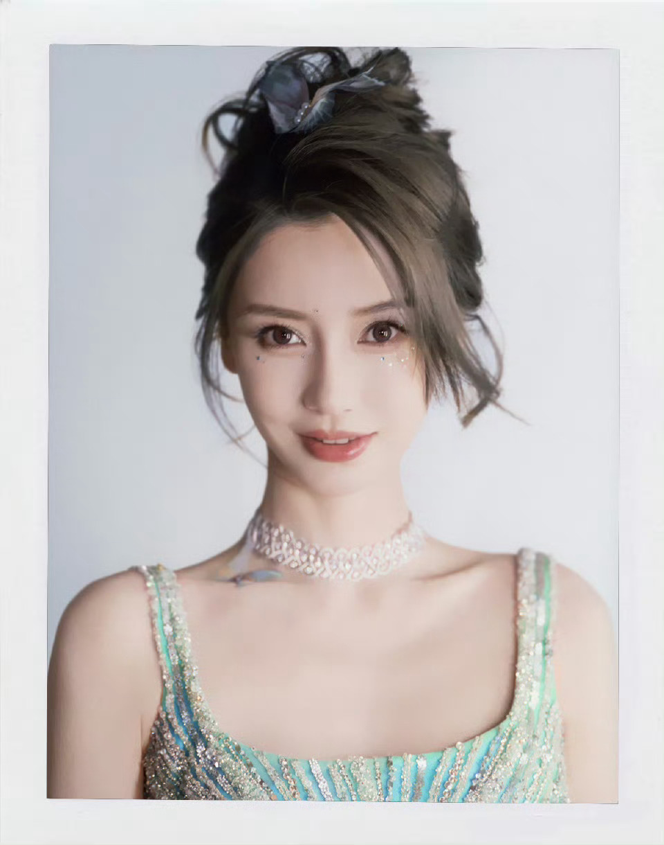 angelababy uimo首位全球品牌代言人杨颖 “野花席卷浪漫月色朦胧间带