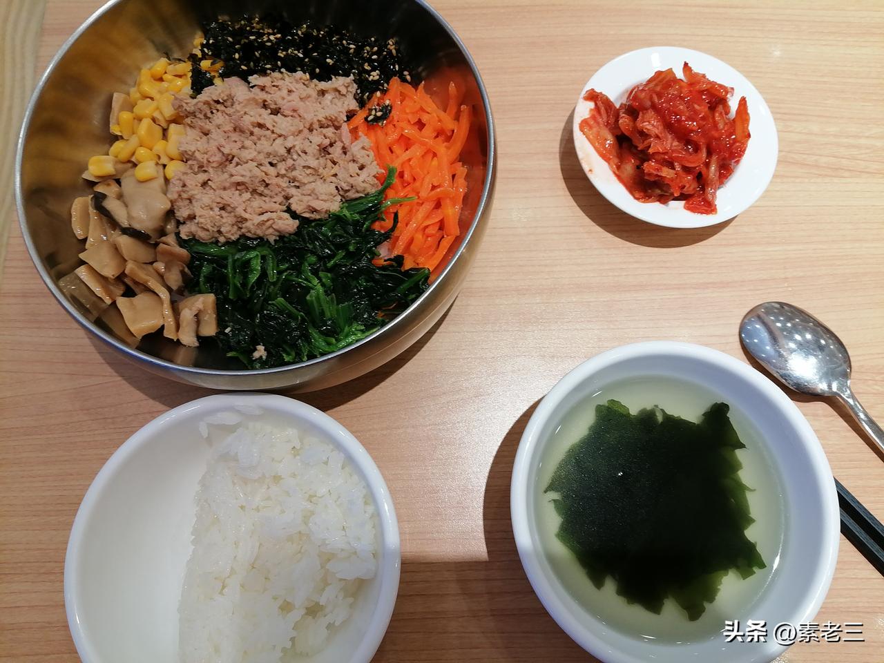 午后，我想去看场电影。我就背着电脑去了电影院。

到商场的时候，我一想到手里还有