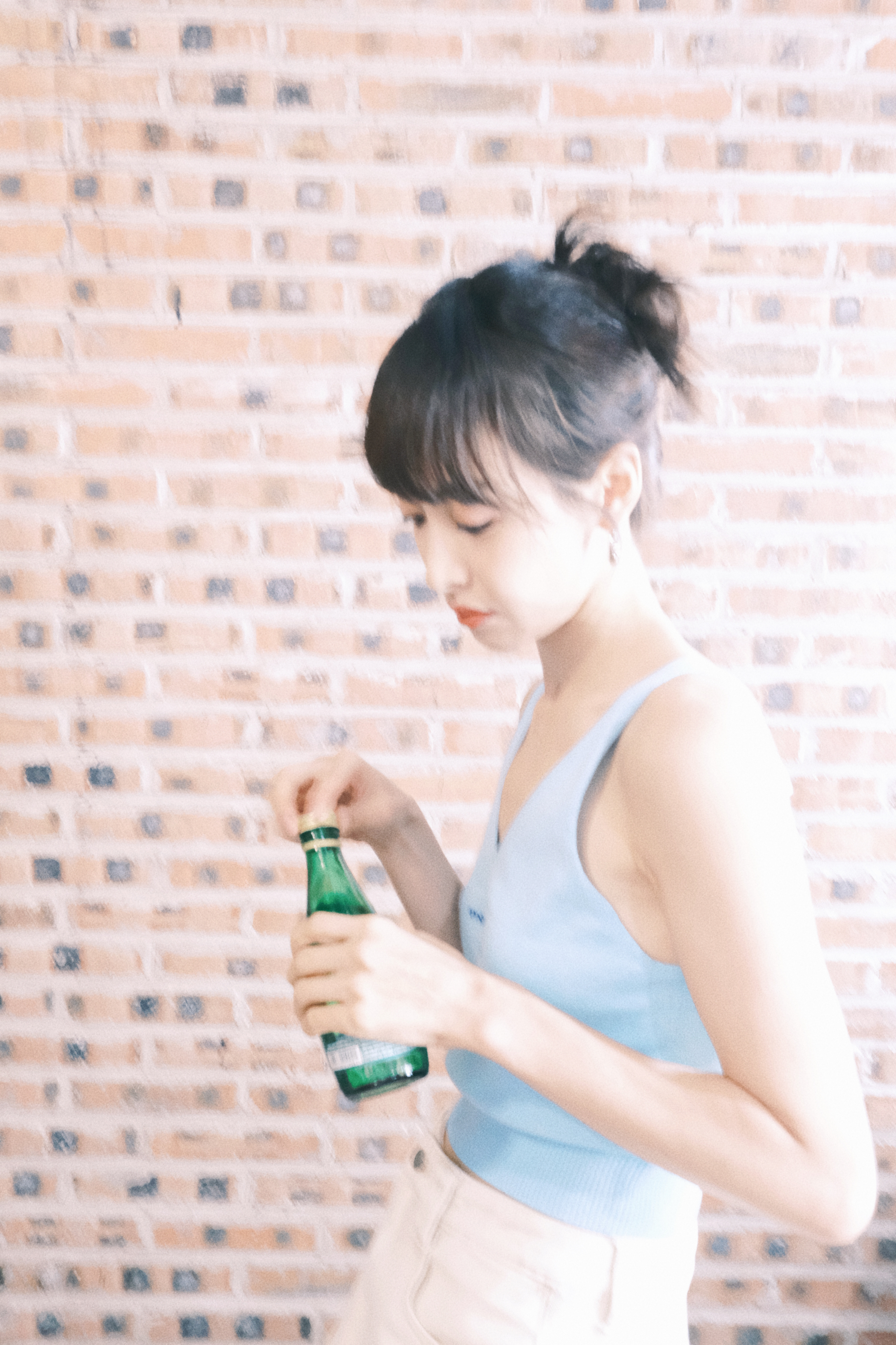#宋茜[超话]# 随拍胶片掉落，舒适气息弥漫空间。假期有什么开心事呢，吃到好吃的