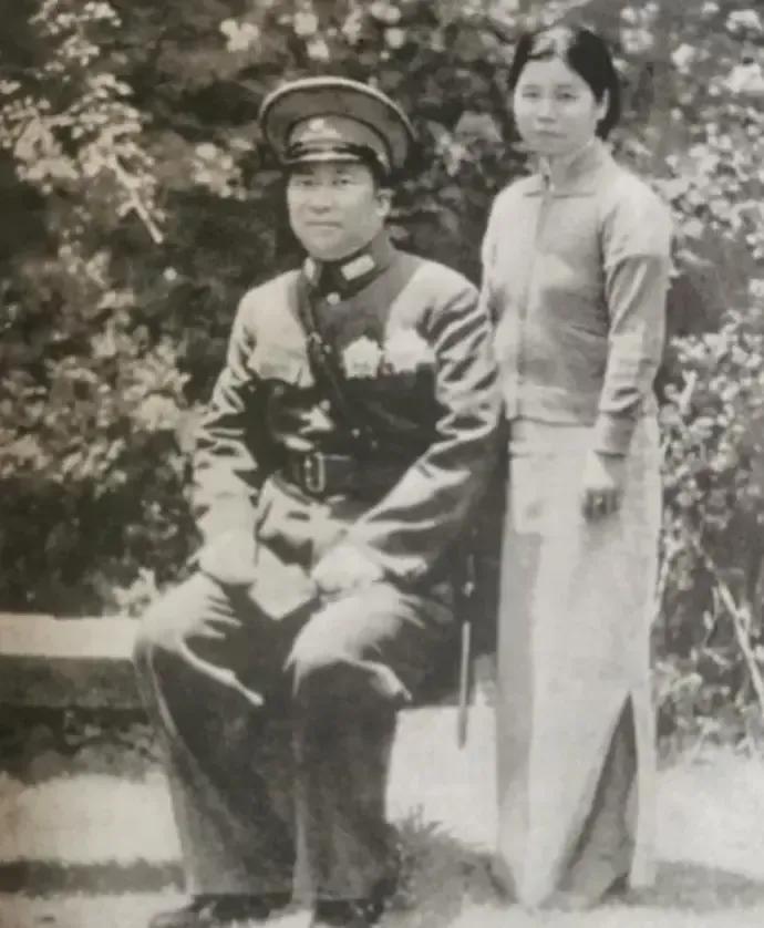 1947年除夕夜，几个特务把杨虎城的妻子谢葆真捆绑在床上。突然，他们将粗大的针头