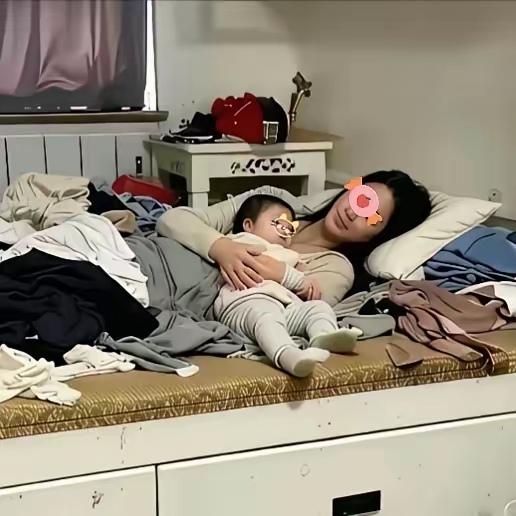 花2.8万彩礼、贷款买车房才娶进门的媳妇，他出门打工俩月，一推家门直接傻了。
床