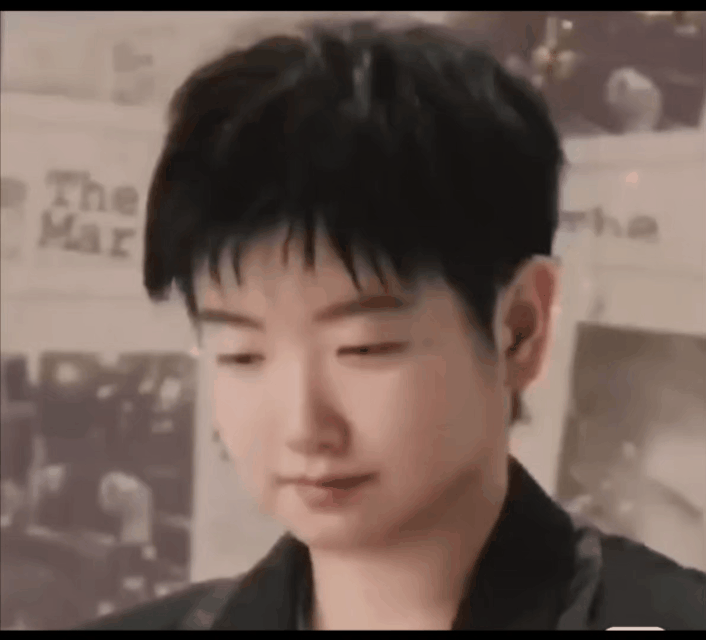 都说珊莎莎帅起来就没他哥什么事了，这可不是吗？
让我们看看莎莎的最新商务，这谁看