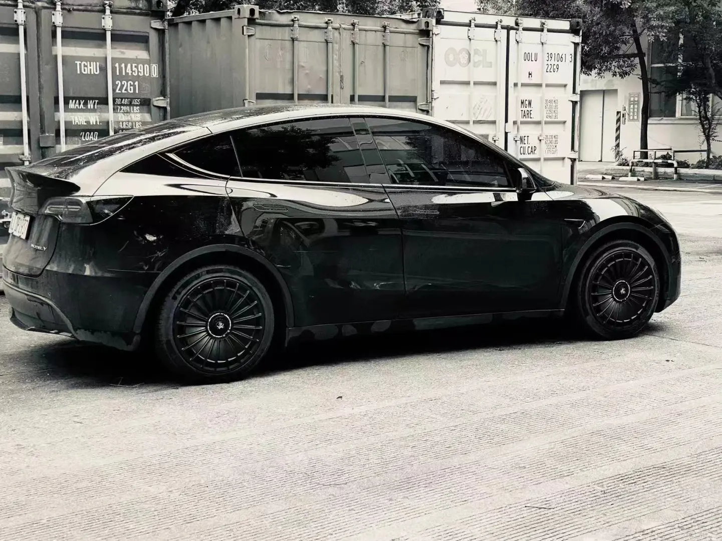 “海盗旗”新品，model Y 升起