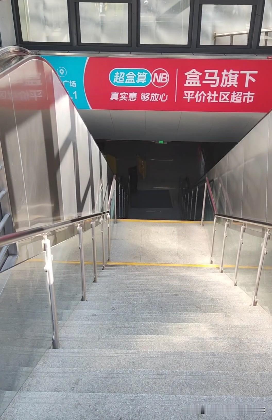 原来宁波轨道交通（地铁），进出站点有三种方式。可以根据自己的需求，随意选择。如果