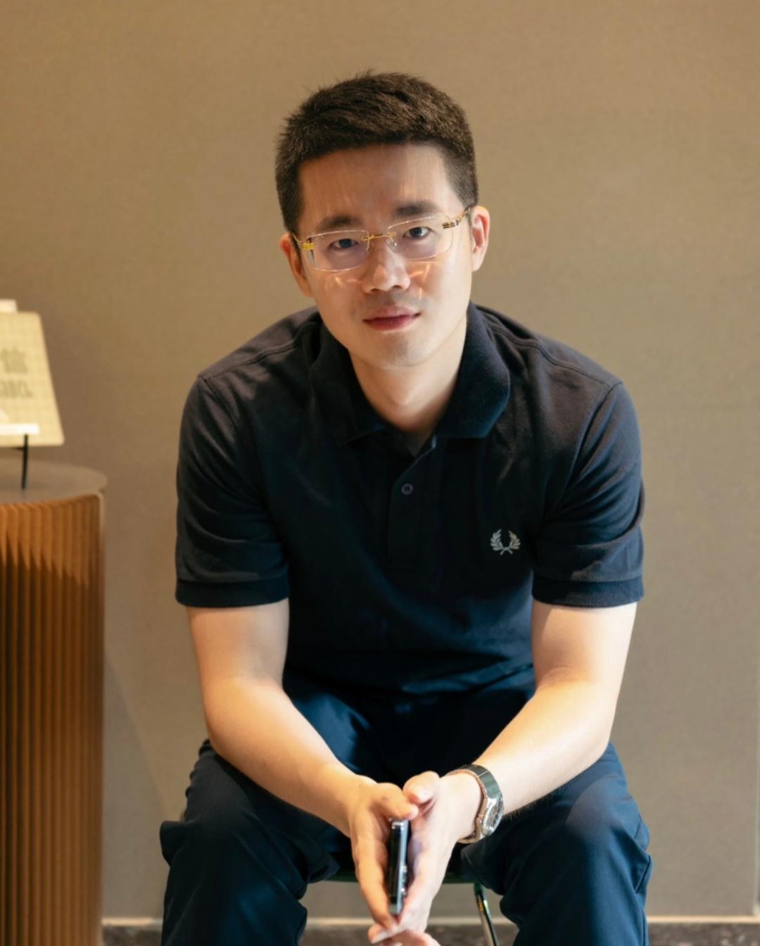 同事儿子今年40岁，身高175，体重146斤，长得挺儒雅的，有短暂婚史没有孩子，