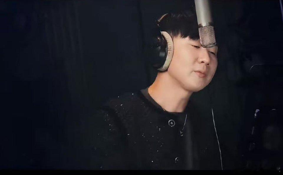 张凌赫感谢林俊杰 张凌赫感谢林俊杰的梦幻联动太赞。主题曲好听至极，抓耳旋律在脑海