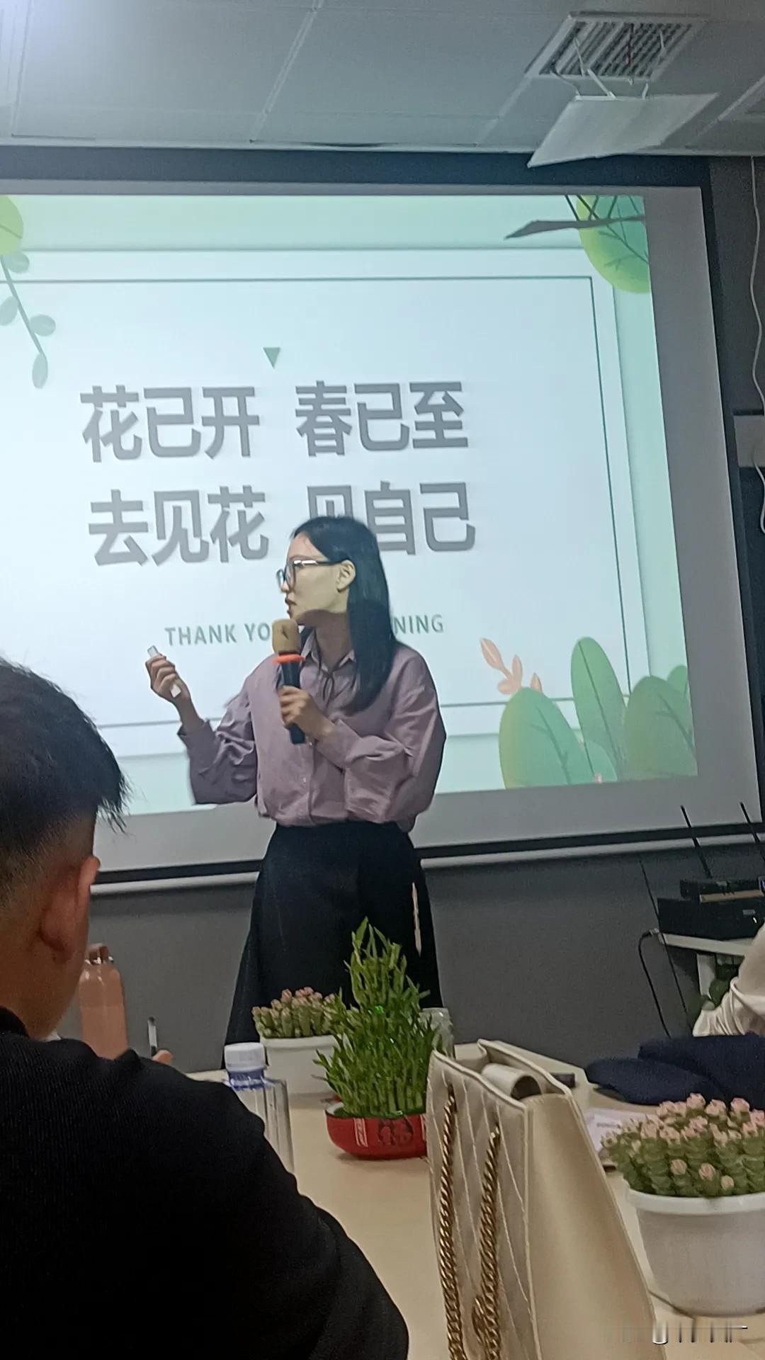 初入职场时，加班到深夜是常态。在格子间里盯着电脑屏幕，改了一版又一版的方案，咖啡