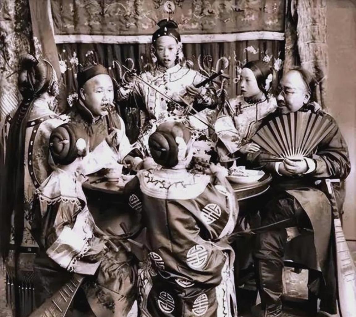 新中国和清朝只隔38年，为什么它给人一种很远的感觉？

清朝后期，尤其是1900