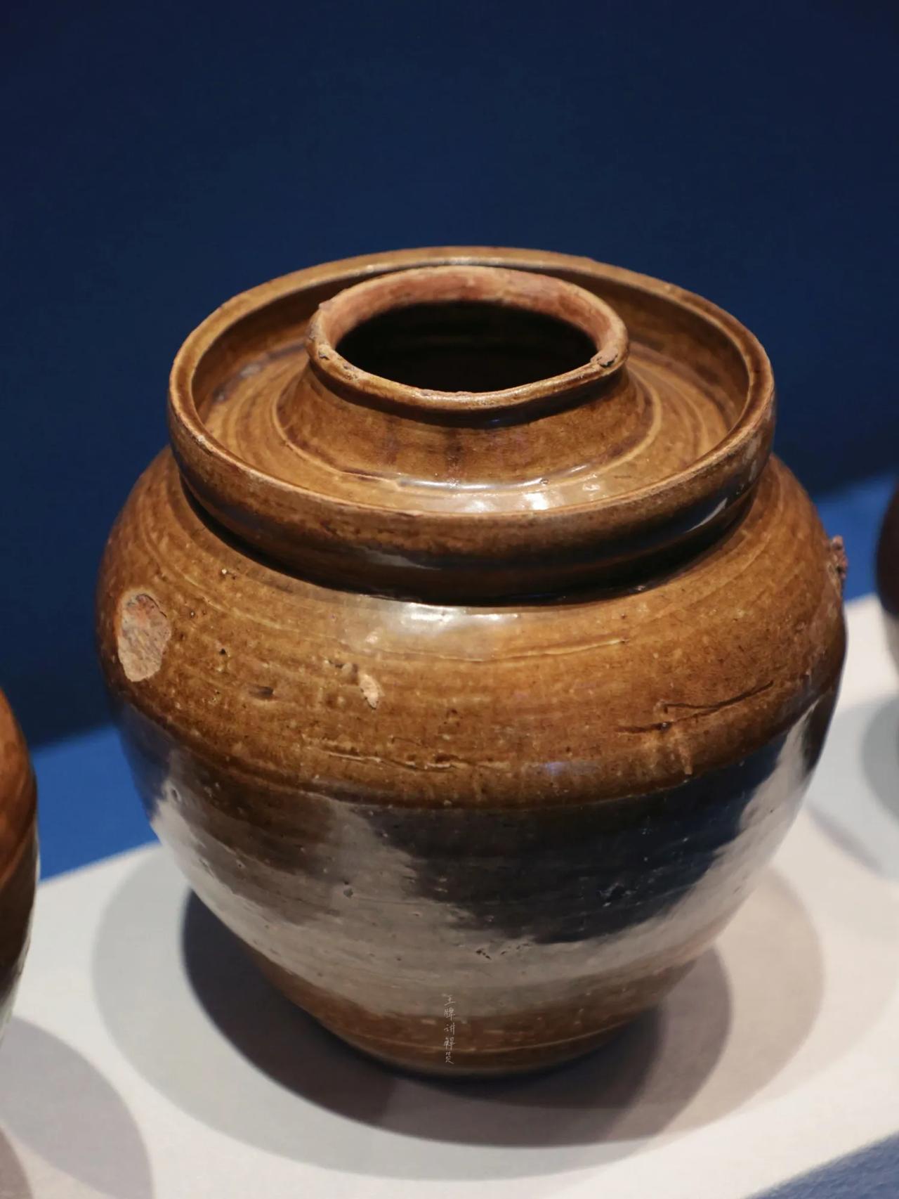 【泡菜坛子，明代，出口用】

图1大概是个泡菜坛子，出土于一艘明代沉船。考古遗址