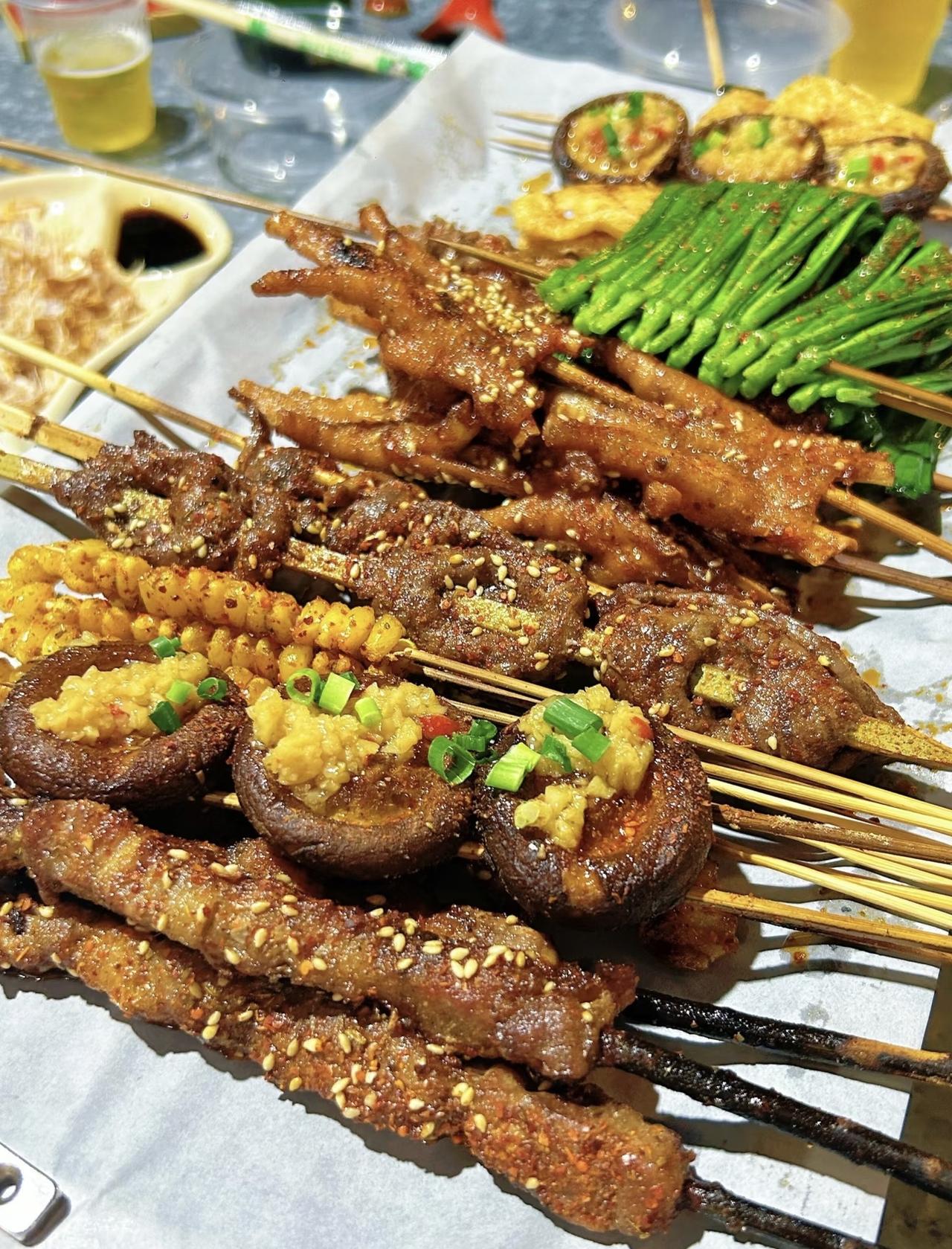 宵夜到底是治愈原罪，还是放纵自我？
 
不知道从什么时候开始，吃宵夜成了一件让人