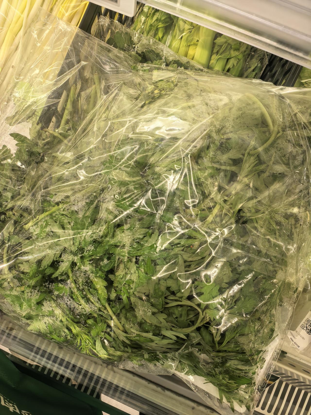 这两天正是吃野菜的季节，前天去超市正好看见了，啥野菜都有，都十来块钱左右一份，榆