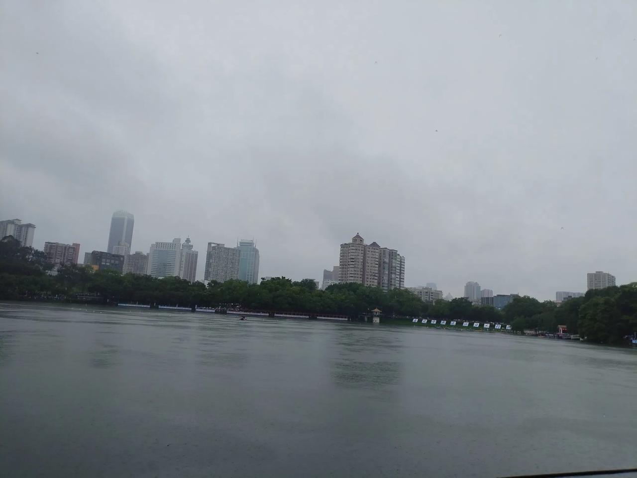 2025广州龙舟锦标赛准备开始了[捂脸]麓湖公园现场非常大雨，不过比赛好像还是正
