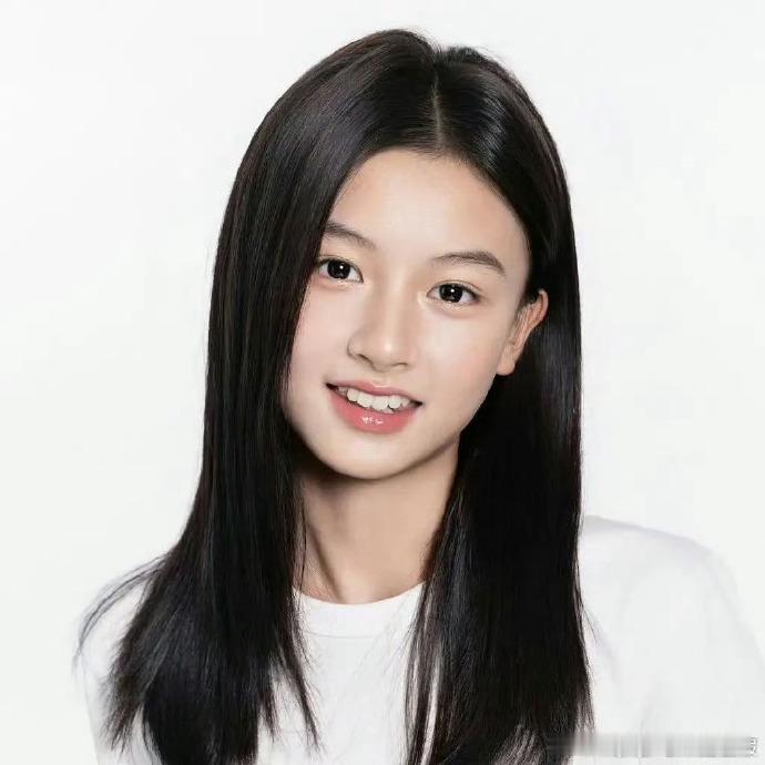 素人七七签约张雪迎前公司素人七七去了张雪迎前公司素人七七解锁新身份！签约张雪迎前