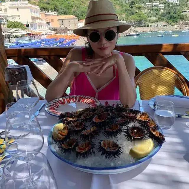 想不到60岁的邓文迪又被24岁小鲜肉迷的五迷三道，果然魅力不凡啊！

但过得滋润