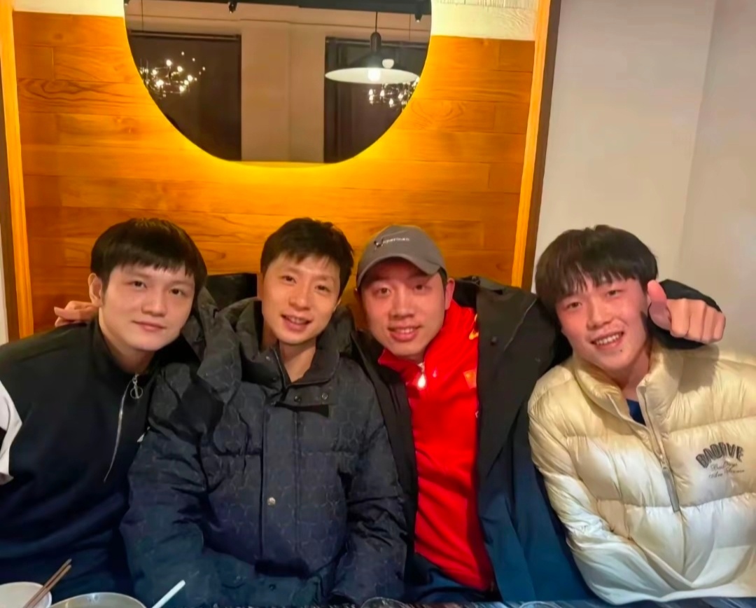 时光荏苒再相遇，往昔如烟却难忘。执手相看泪眼，多少故事待细讲 。2025.11.