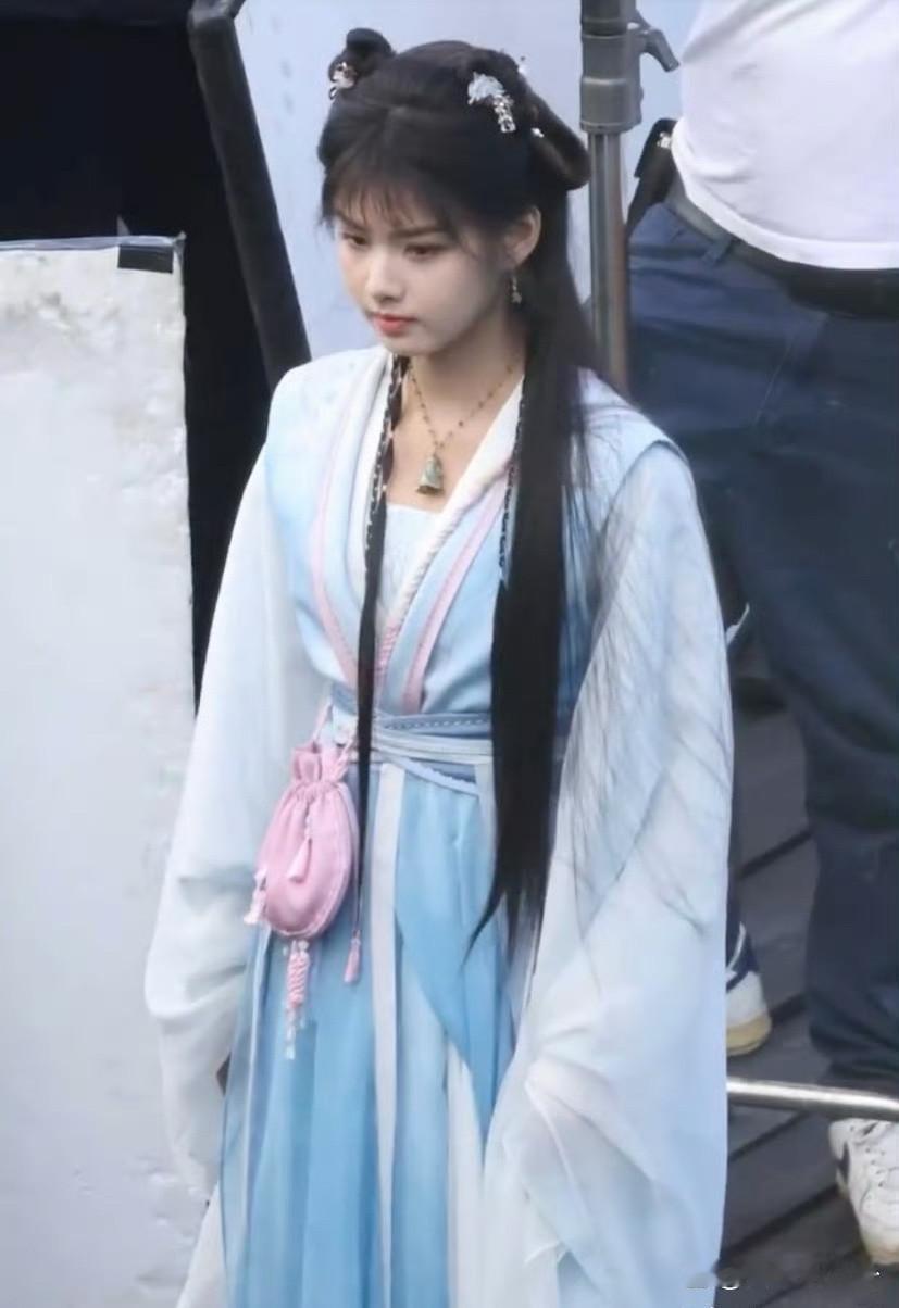 长的挺好看的呀，怎么妆造搞的这么丑…… 