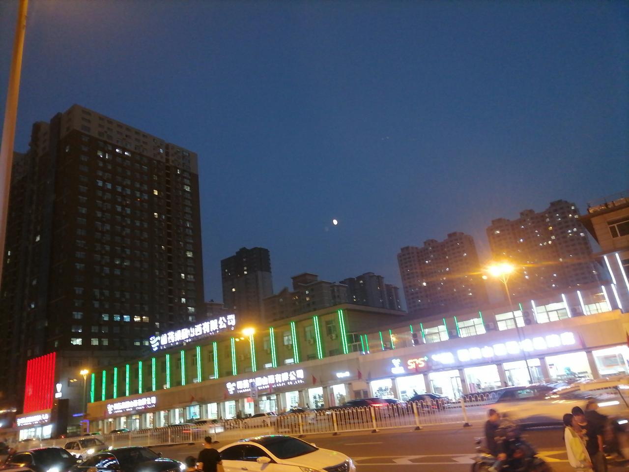 不喜欢大城市，高楼大厦就像鸽子笼一样让人不舒服，宁肯住农家小院也不住这几十层的高