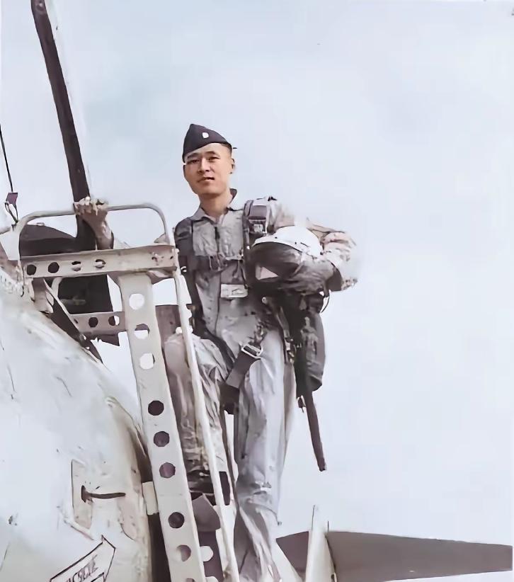 台湾空军飞行员谢翔鹤，1964年被解放军俘虏，拒不投降，只为能重回台湾效力国民党