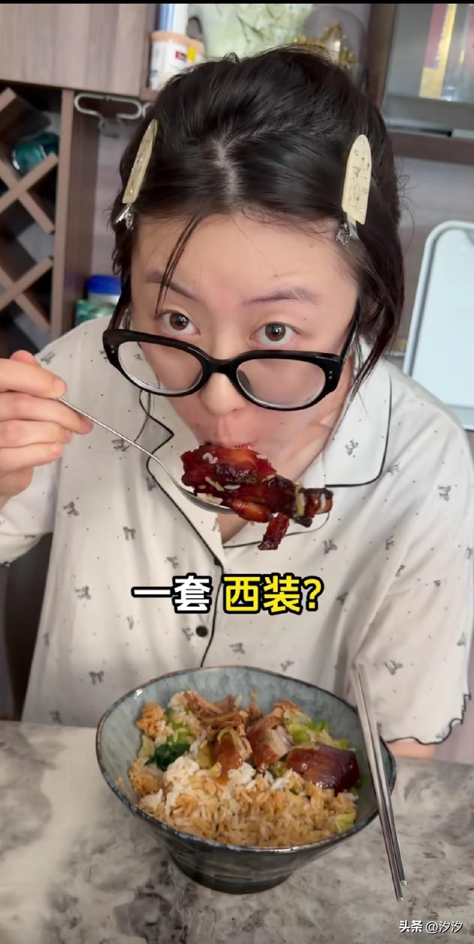 看到一位博主分享和自己老婆的吃饭日常，
他和老婆都有鸡腿，
突然他将自己的鸡腿甲