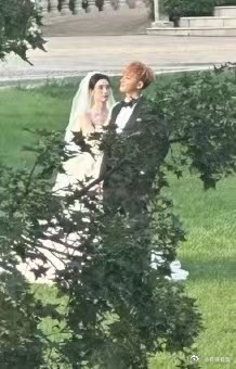 路人偶遇黄子韬徐艺洋拍婚纱照黄子韬徐艺洋婚纱照路透路人偶遇黄子韬徐艺洋拍婚纱照，