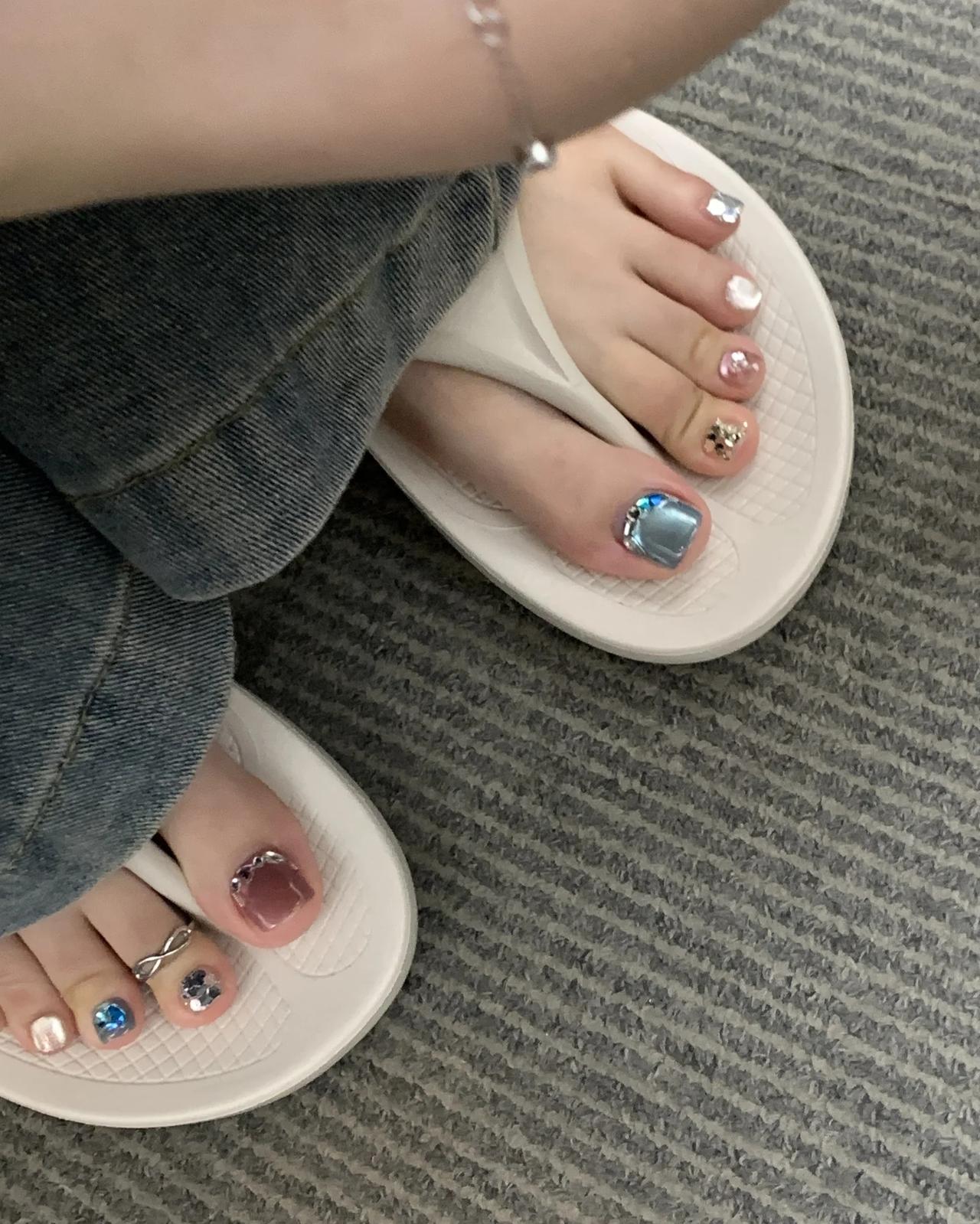 谁能拒绝这双“行走的糖果罐”脚趾甲啊！把雾霾蓝、裸粉、碎钻银这些神仙色号玩出花，