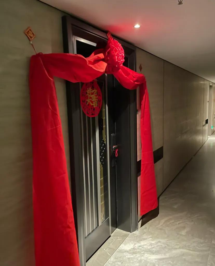 出门丢垃圾，看到这一幕
喜庆是真喜庆，吓人也是真吓人邻居