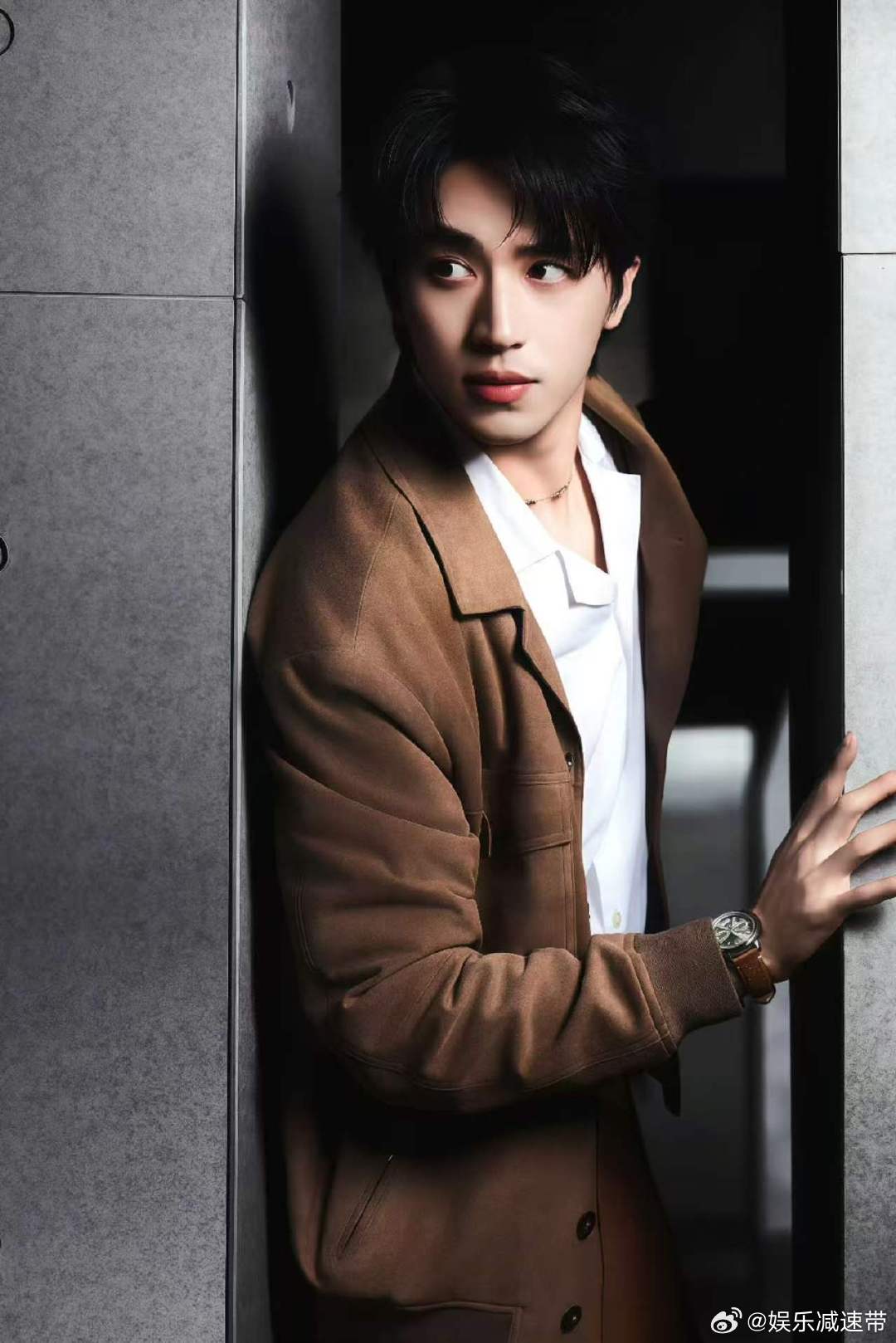 许魏洲林孝埈F1同框 F1现场偶遇许魏洲和林孝埈，跨界同框画面太绝。不同领域的优