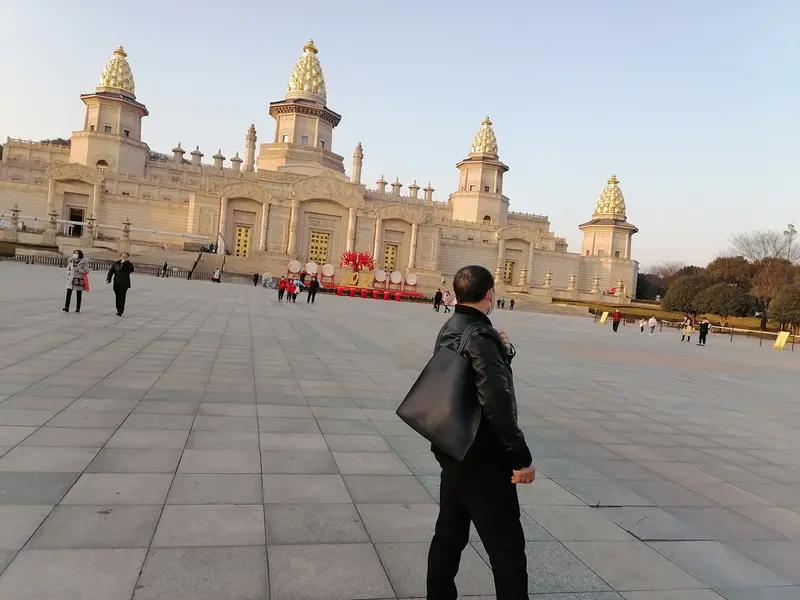 破防了！近日，江苏一男子带妈妈到餐馆过生日，突然，男子站起身对着餐馆里所有吃饭的