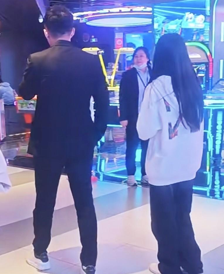 汪小菲让她喊“阿姨”，她却干着亲妈的活儿。
挺着8个月的孕肚，陪玥儿旅行、辅导功