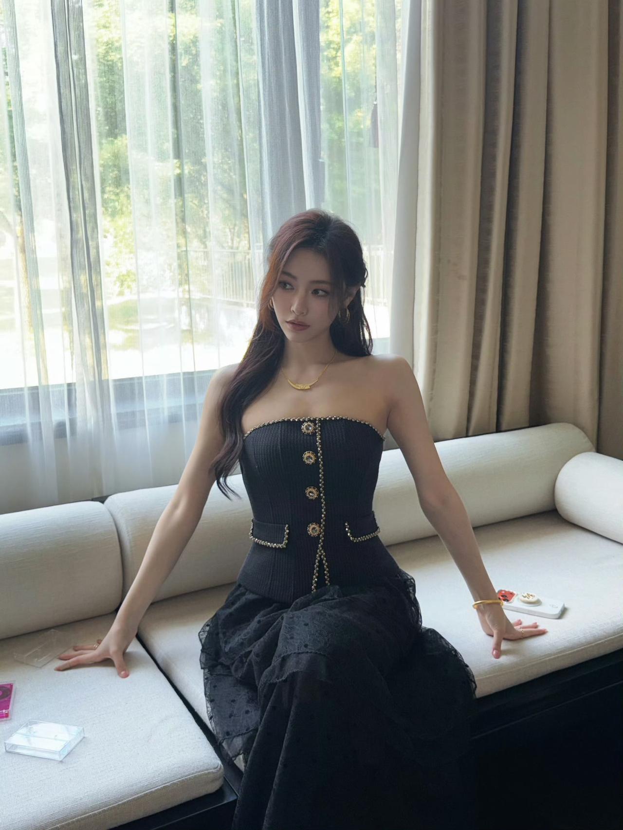 欧尼你咋美成这样[奸笑]
许佳琪
