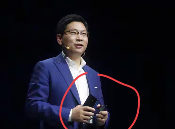 余总手里拿的手机是什么牌子的，是不是华为的