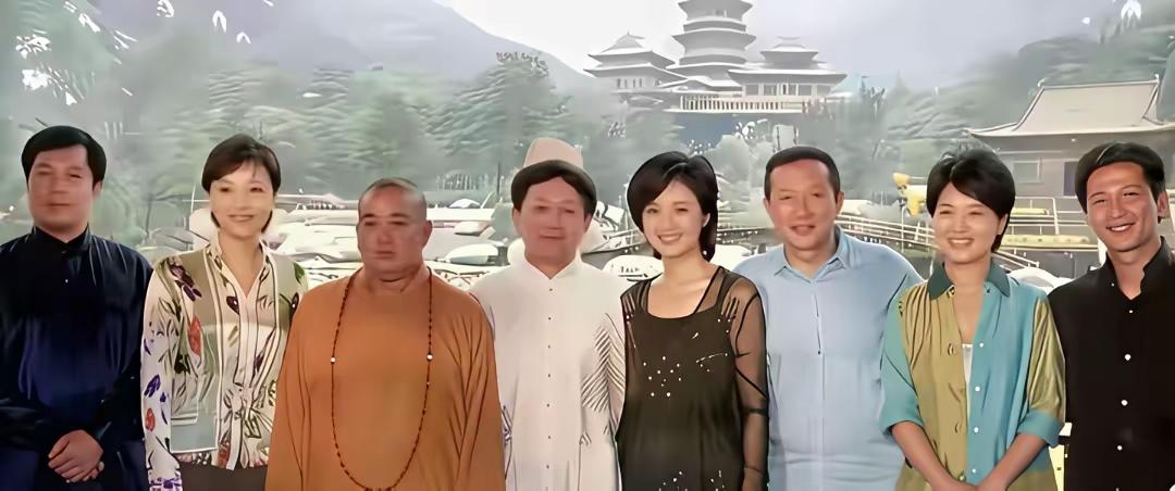 王铎：这张照片上的人真多呀，到现在还没排完。