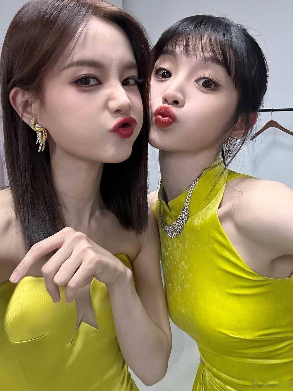 李一桐[心][心]田曦薇[心][心]美女都喜欢贴贴 ​​​