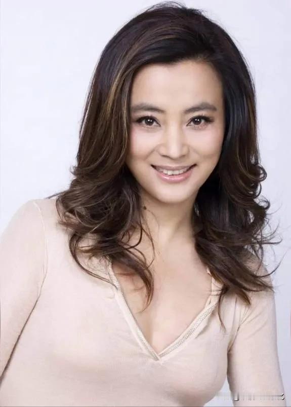 1997年，李玲玉嫁给犹太富商杰瑞，新婚夜，李玲玉开玩笑说：“你不怕我嫁给你，是
