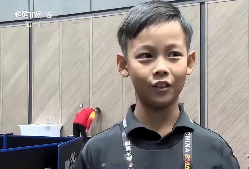 这是男乒教练王皓的大儿子，小小年纪接受采访说超级喜欢樊振东，弟弟则喜欢大头，兄弟