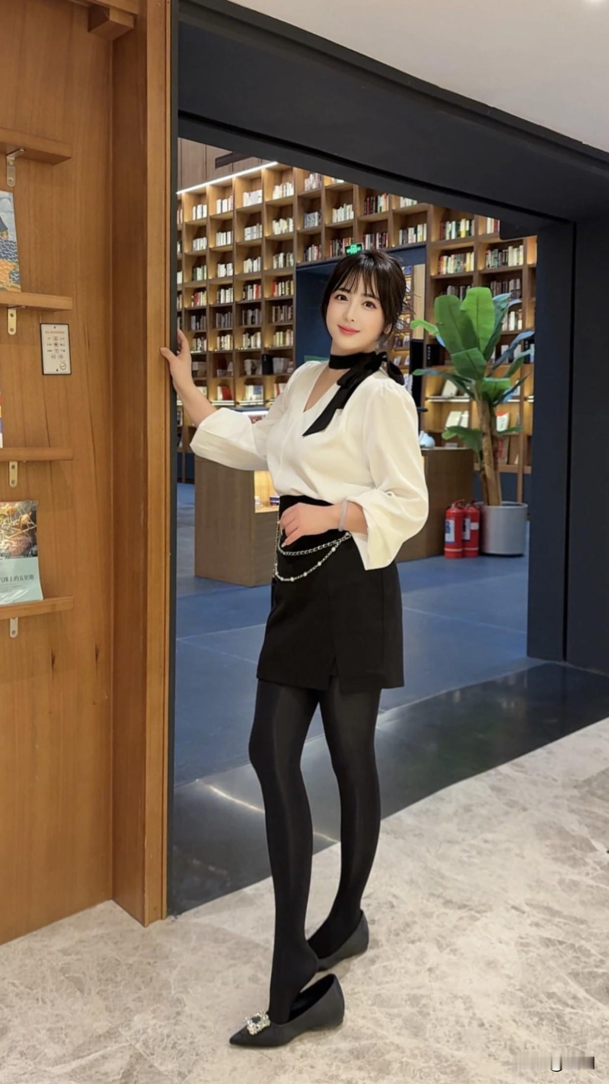 分享一张最近随手拍的照片书香满溢，静候佳人。