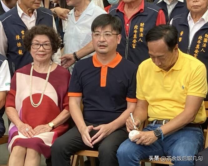 这次谢典霖还能当选“议长”吗？
 
很多人觉得他傻、觉得他疯，又是自爆“靠爸族”