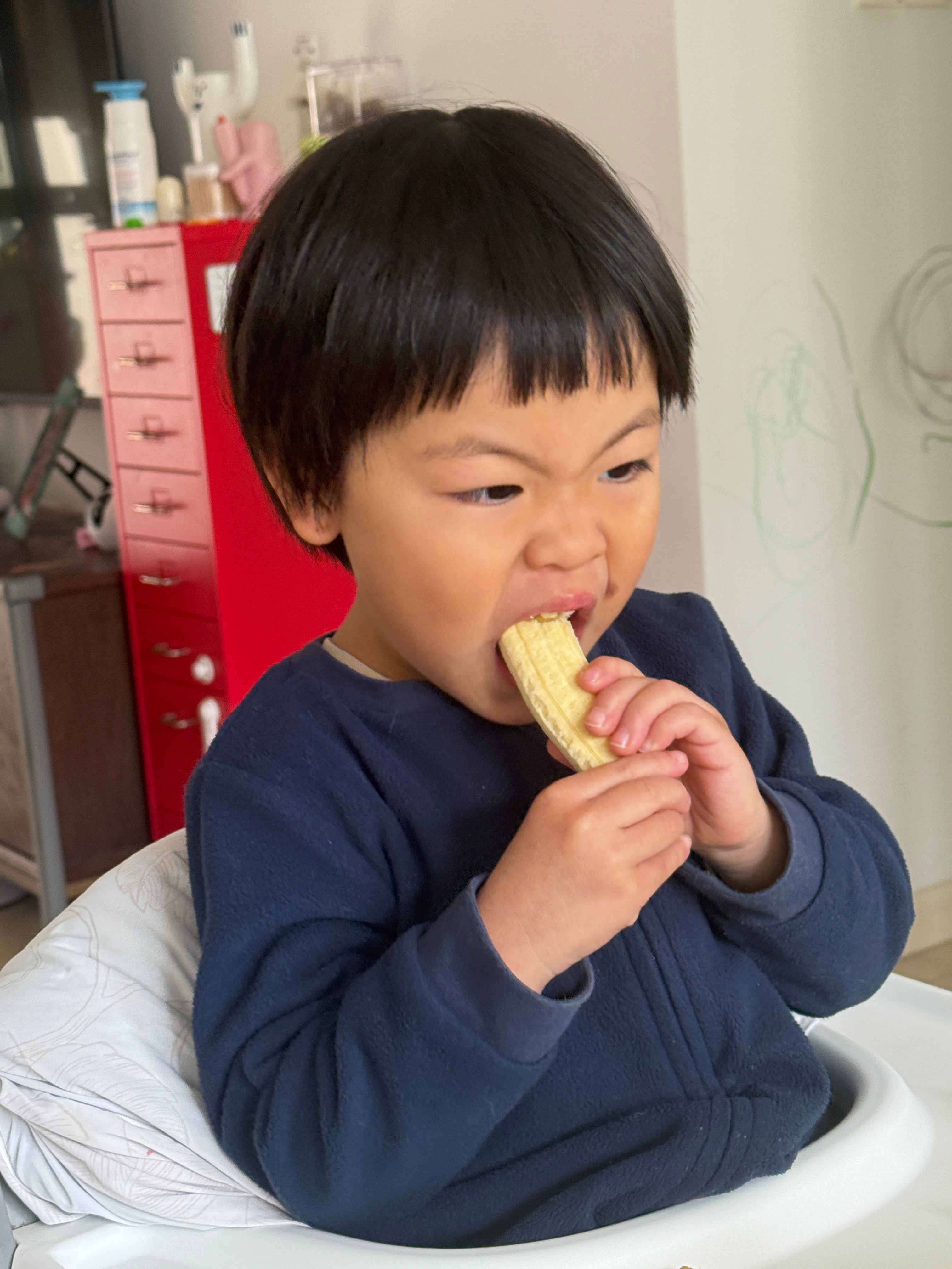 可怜宝宝，今天依旧鼻涕牛牛，下楼也不跑了，要大人抱着🥺 