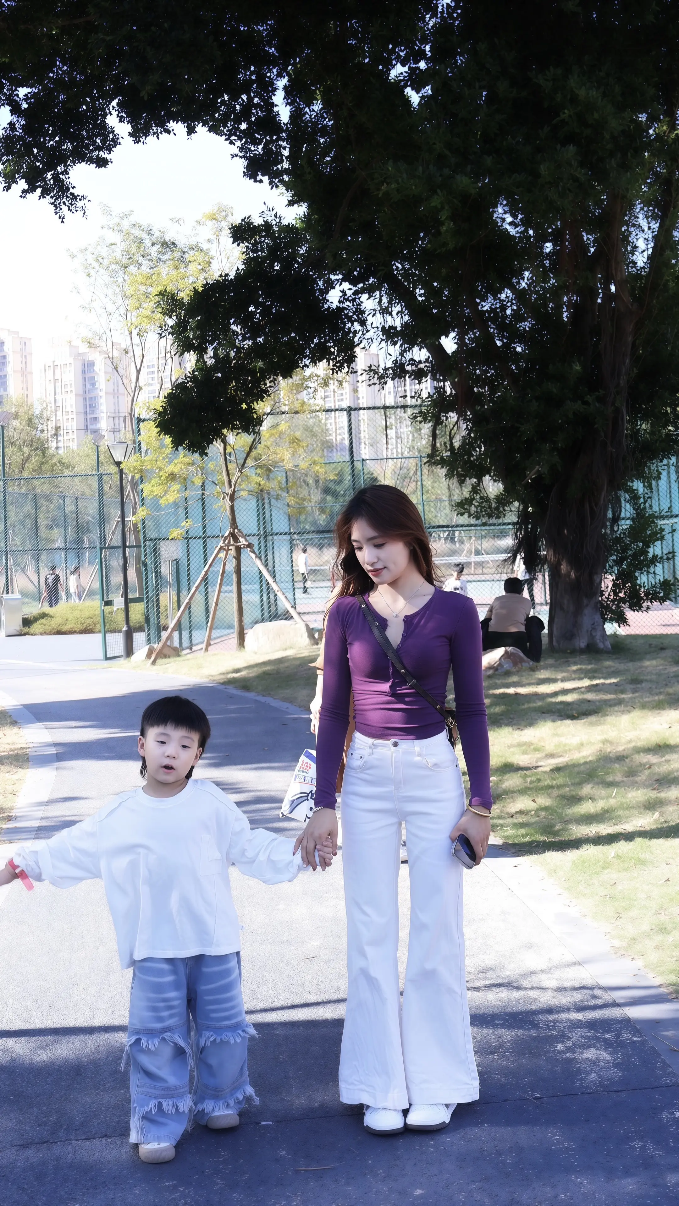 人太需要拥有一个安静、柔软 来松弛自己的日子了  无所事事的日子是多么重要