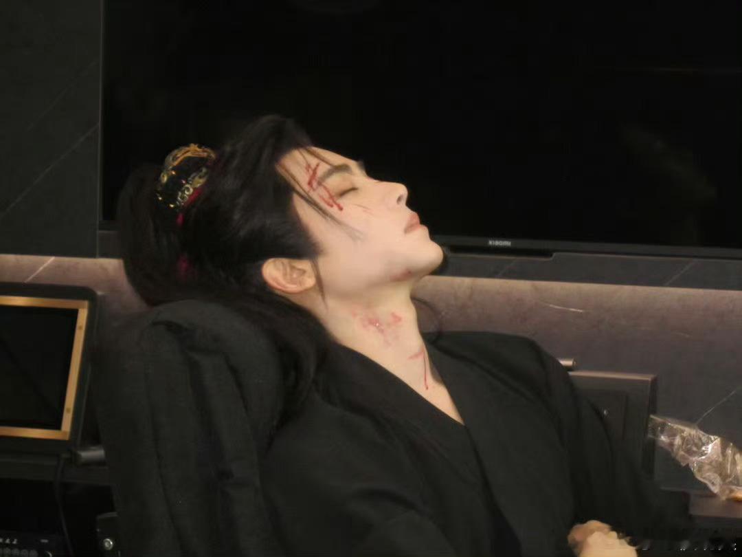侯明昊隔空对战自己饰演的萧无衣开启对视挑战！剧里萧无衣眼神藏尽偏执隐忍，冷冽又缱
